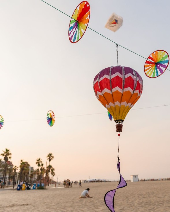 Gandia llena de color el cielo de la playa con una exhibición de cometas durante todo el verano