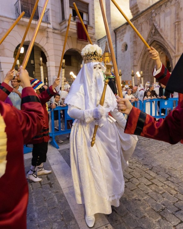 Gandia revive la tradición del Corpus con una exhibición de bailes y música popular