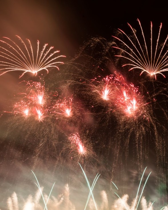 Gandia ilumina el cielo del verano con un espectáculo pirotécnico en el puerto