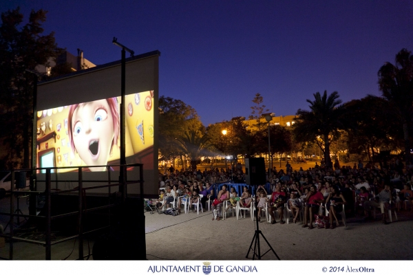 Gandia reúne 100 kilos de alimento para el comedor social en el Cine de Verano Solidario