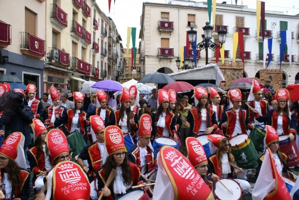 El Centro Histórico Experimental de Gandia reparte gorros del Tío de la Porra entre los más pequeños