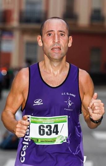 El atleta de El Garbí de Gandia, Diego Vidal, queda segundo en la media maratón de Cheste