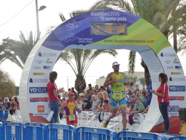 Víctor Vélez, del Club Triatlón Gandia, participa en el 20 duatlón cross de Santa Pola