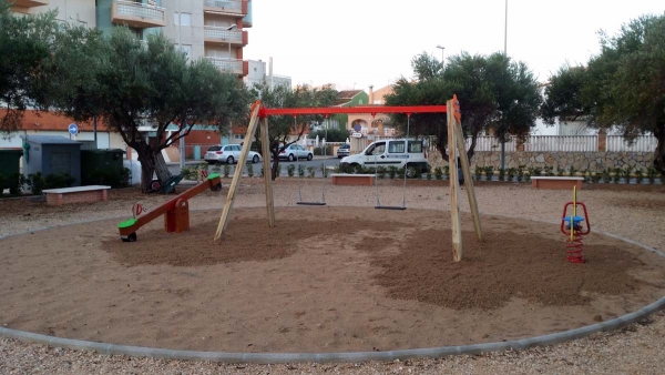 El ayuntamiento de Oliva finaliza las obras de una parcela acondicionada como zona infantil en la playa