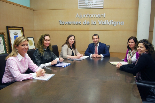 Tavernes de la Valldigna y la Generalitat Valenciana firman un convenio para ocupar viviendas vacías de titularidad pública