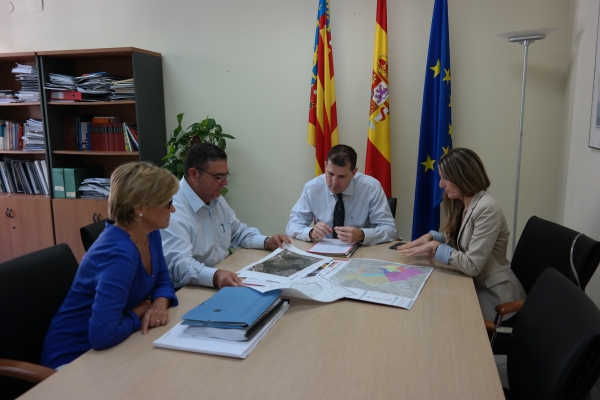 El Ayuntamiento de Oliva presenta el plan de mejora de sus barrios