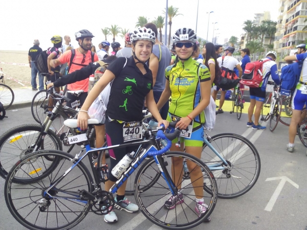 Los triatletas de Gandia participan en el triatlón ‘TriWhite Cup’ de Benidorm