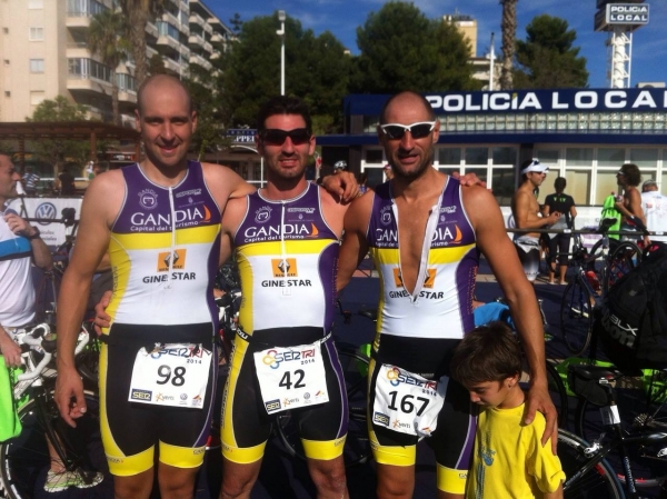 El equipo de triatletas de Gandia participa en la media maratón de Alzira