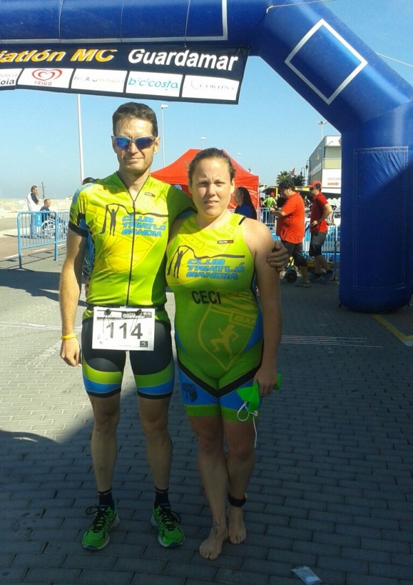 El equipo de triatletas de Gandia participa en el primer triatlón de Guardamar del Segura
