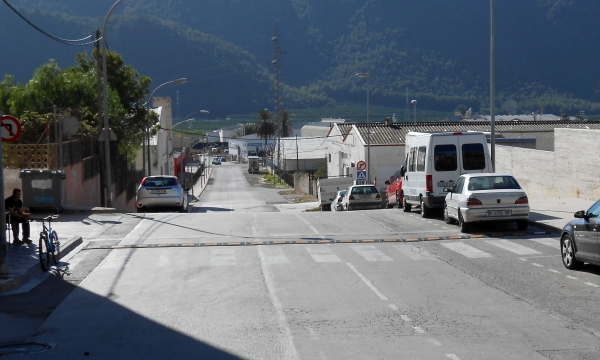 El ayuntamiento de Tavernes de La Valldigna atiende a sus vecinos y coloca bandas sonoras