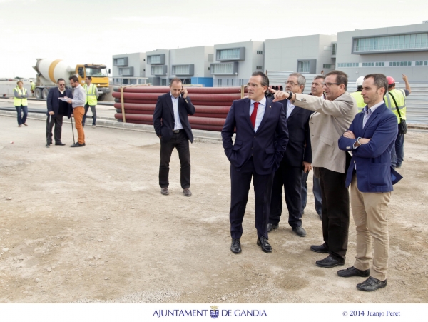Arturo Torró, alcalde de Gandia, comprueba el avanzado estado de las obras del Hospital Comarcal