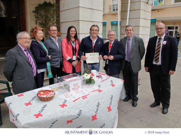 El Alcalde de Gandia, Arturo Torró participa en el ‘Día de la Banderita’ de la Cruz Roja
