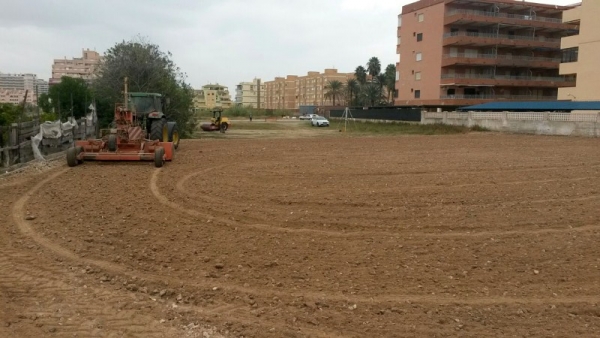 Tavernes de la Valldigna habilita nuevos espacios de aparcamiento en su playa