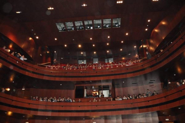 La Junta mayor de Hermandades de Gandia celebró su teatro solidario