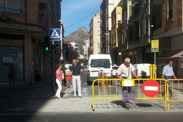 El Ayuntamiento de Gandia corta la calle Benicanena por actuaciones en el colector de residuales