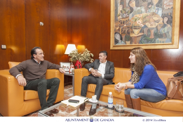 El Alcalde de Gandia, Arturo Torró, propone a Xeraco dos alternativas para la pasarela que unirá ambas playas