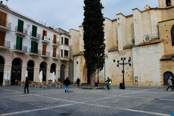 Albada frente al ayuntamiento de Gandia contra la remodelación del parque de Sant Pere