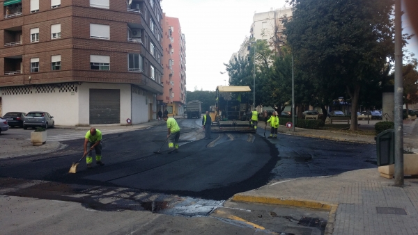 El Ayuntamiento de Oliva asfalta las calles de su casco urbano