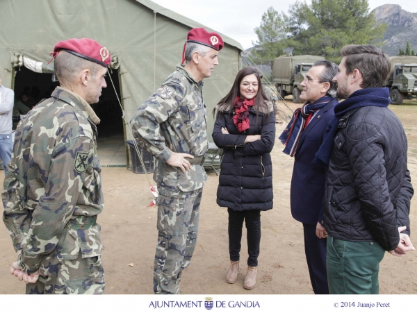 El alcalde de Gandia, Arturo Torró, visita a los militares que realizan maniobras en la ciudad ducal