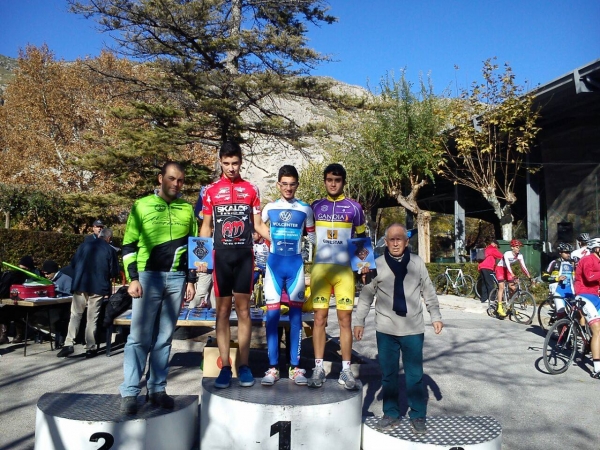 Un puente cargado de triunfos para el equipo ciclista Gandia–Renault Ginestar