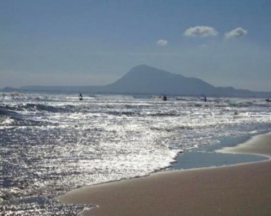 Un hombre resulta herido leve al golpearle el mástil de su velero en Gandia