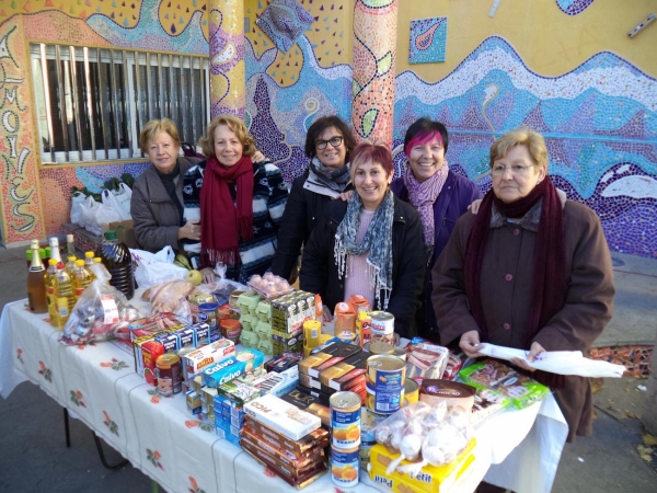 La localidad de Almoines recibe alimentos solidarios para las familias más necesitadas