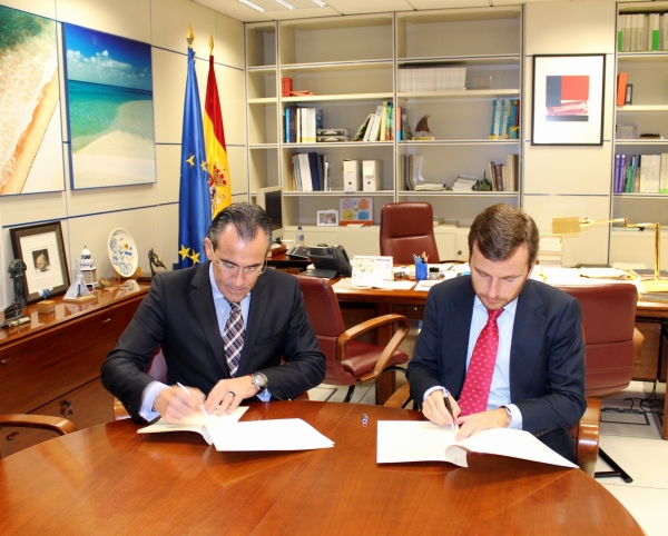 Arturo Torro, alcalde de Gandia, firma los protocolos de implicación del Ministerio en la pasarela de l’Auir