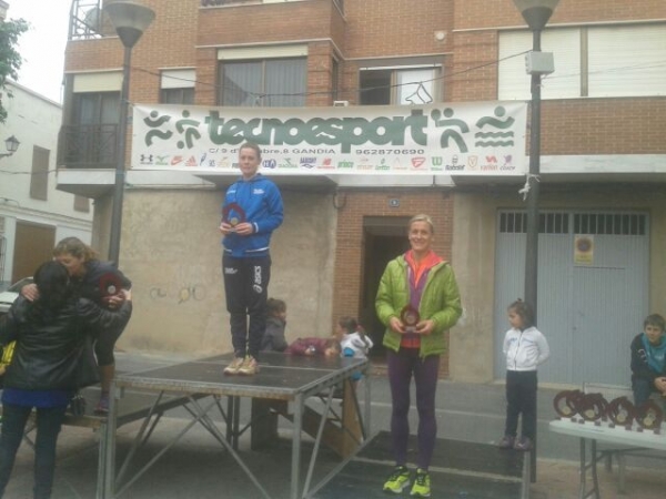 Las hermanas Jarillo de Gandia suben al podio en la carrera Popular de Rafelcofer
