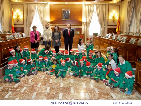 El Ayuntamiento de Gandia recibe a los más pequeños con sus villancicos