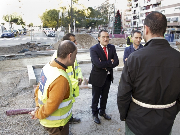 Arturo Torró, alcalde de Gandia, visita las obras de remodelación de la plaza del Jardinet