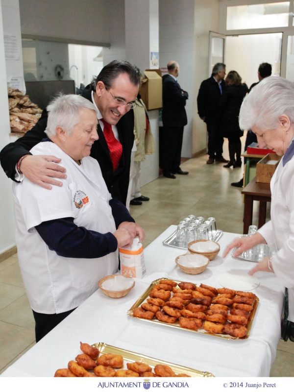 El Alcalde de Gandia, Arturo Torró visita el Comedor Social de ‘Buñoleras sin Fronteras’