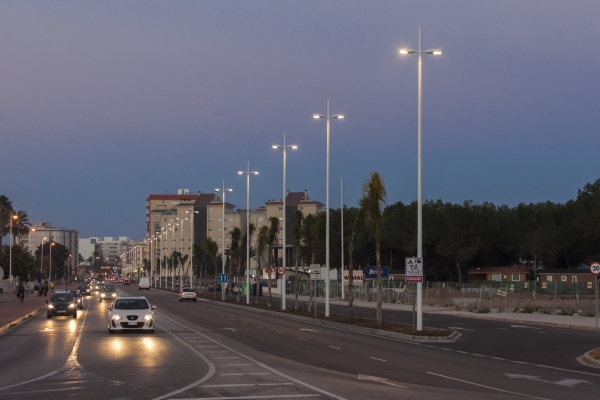 El Ayuntamiento de Gandia mejora el alumbrado público en la carretera de acceso al Grao