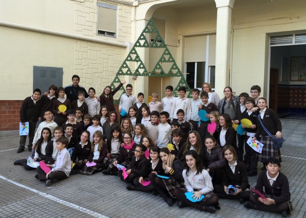 El Colegio Carmelitas de Gandia elabora un curioso árbol de Navidad con latas