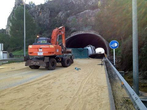 Un camión vuelca en un túnel de la N-332 a su paso por Gandia