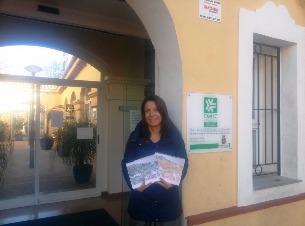 La OMIC de Oliva distribuye los tradicionales calendarios de fotos antiguas