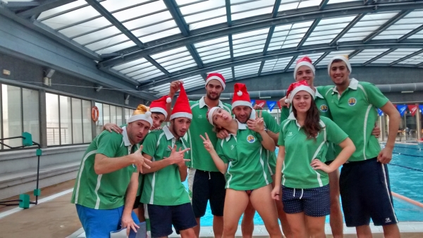 Los nadadores del NIE Gandia participan en la fiesta acuática del Grao