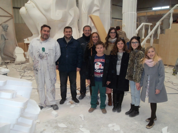 La Falla Beniopa de Gandia visita el taller de Palacio y Serra