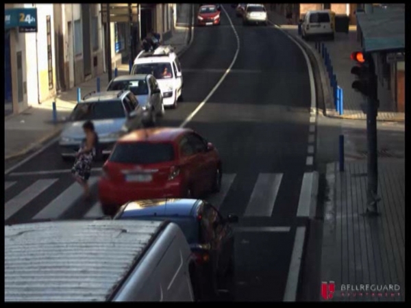 Un vídeo muestra infracciones en el semáforo de Bellreguard que ponen en peligro a los vecinos