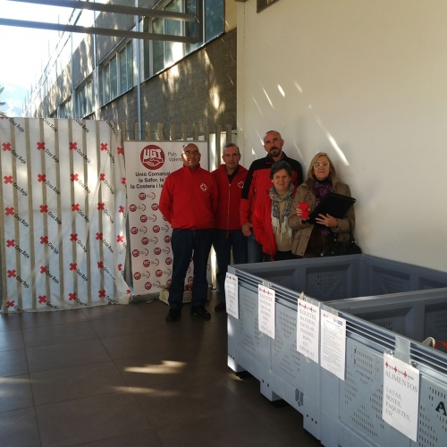 UGT de la empresa Dulcesol en Villalonga entrega alimentos a los más necesitados