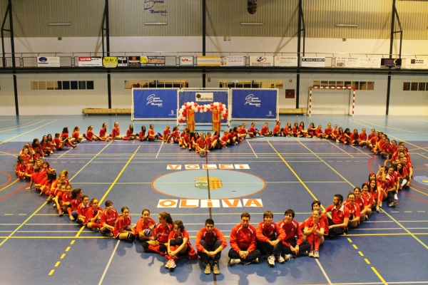 El equipo de Voleibol de Oliva se presenta ante su afición