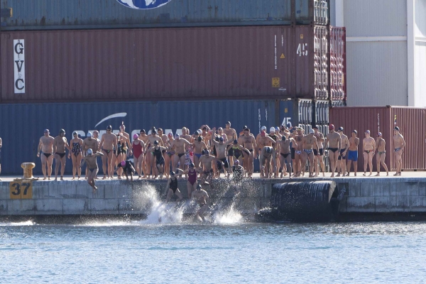 El puerto de Gandia acoge la travesía a nado de Invierno el día de Reyes