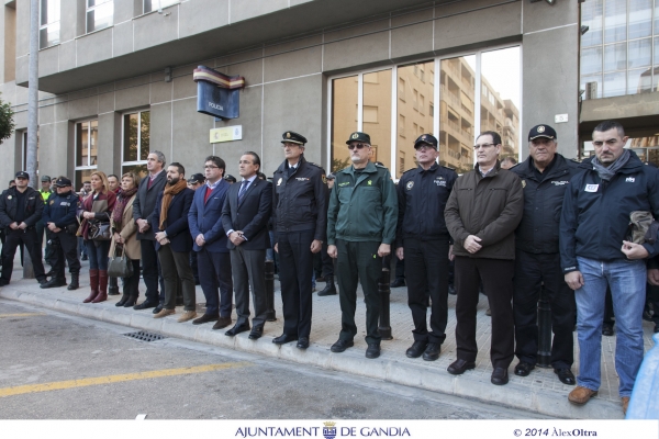 Gandia guarda un minuto de silencio por el agente arrollado por un tren en Madrid