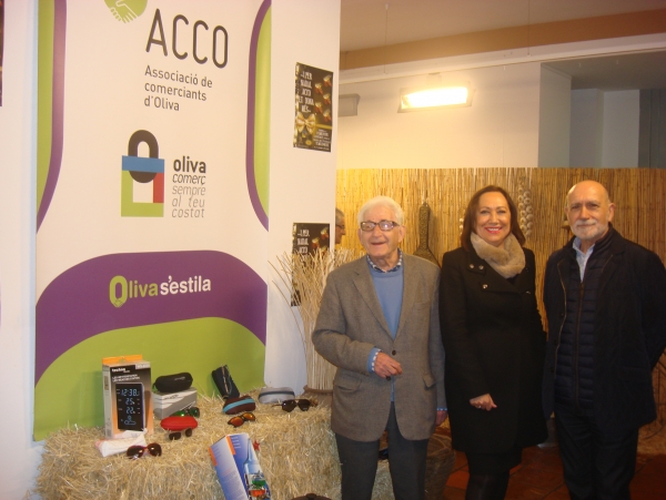 Los comerciantes de Oliva entregan la última cesta temática