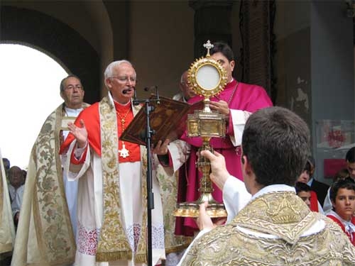 El arzobispo de Valencia, el cardenal Antonio Cañizares reza en Villalonga en la primera vigilia itinerante de oración de 2015