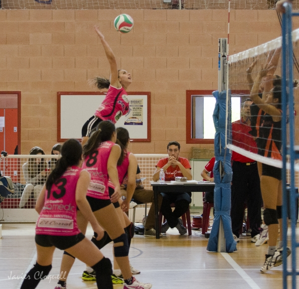 El equipo femenino de Voley de Gandia comienza su lucha por la permanencia