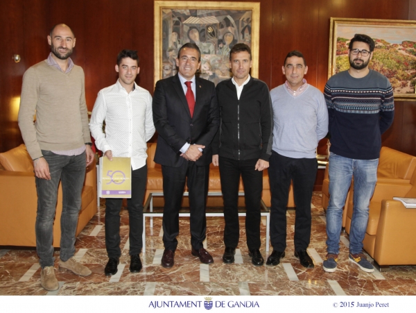 El alcalde de Gandia, Arturo Torró, recibe a la Peña Ciclista Beniopa