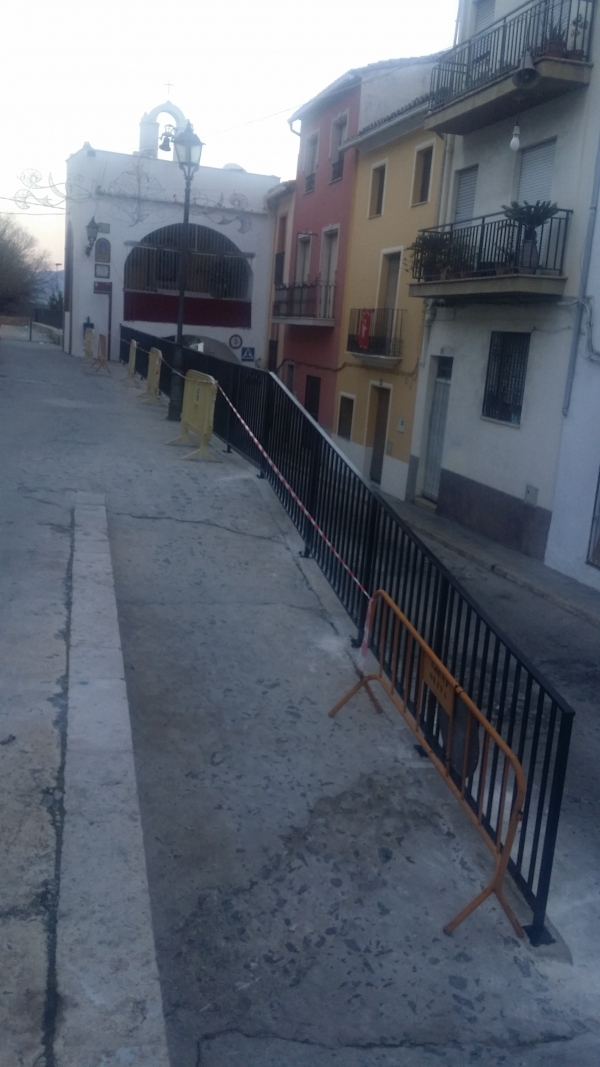 Oliva instala una barandilla por seguridad