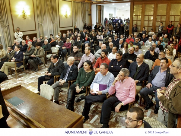Arturo Torró, alcalde de Gandia, entrega las subvenciones a las asociaciones y entidades locales