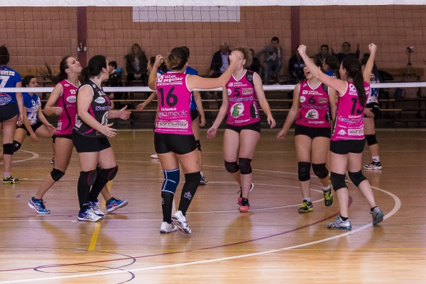 Las jugadoras de voley de Gandia arrancan con victoria en la liga por la permanencia