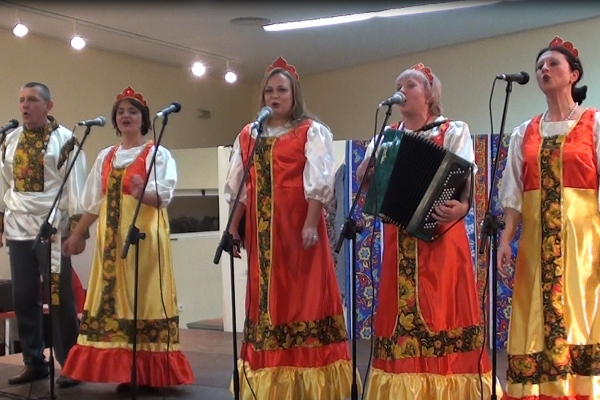 En Gandia un centenar de personas acuden al recital de música tradicional ruso-ucraniana